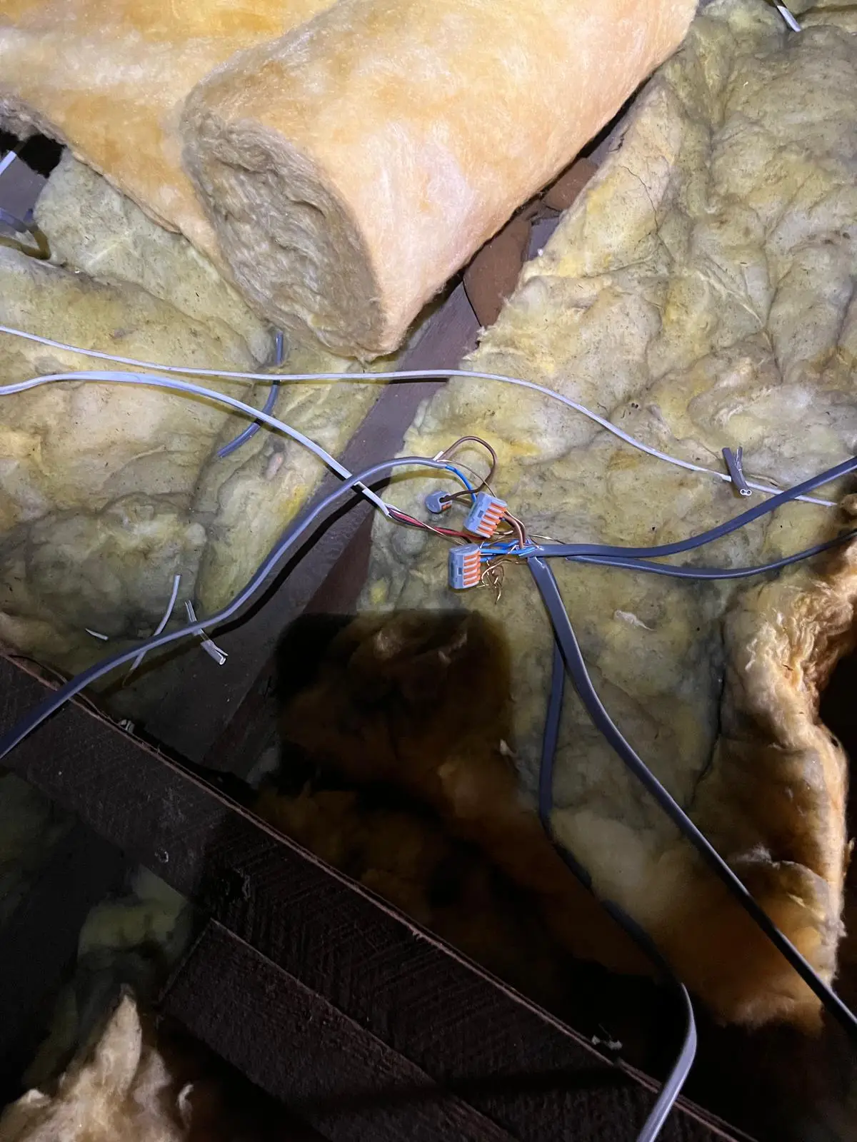 Exposed single insulation on a lighting circuit in a loft