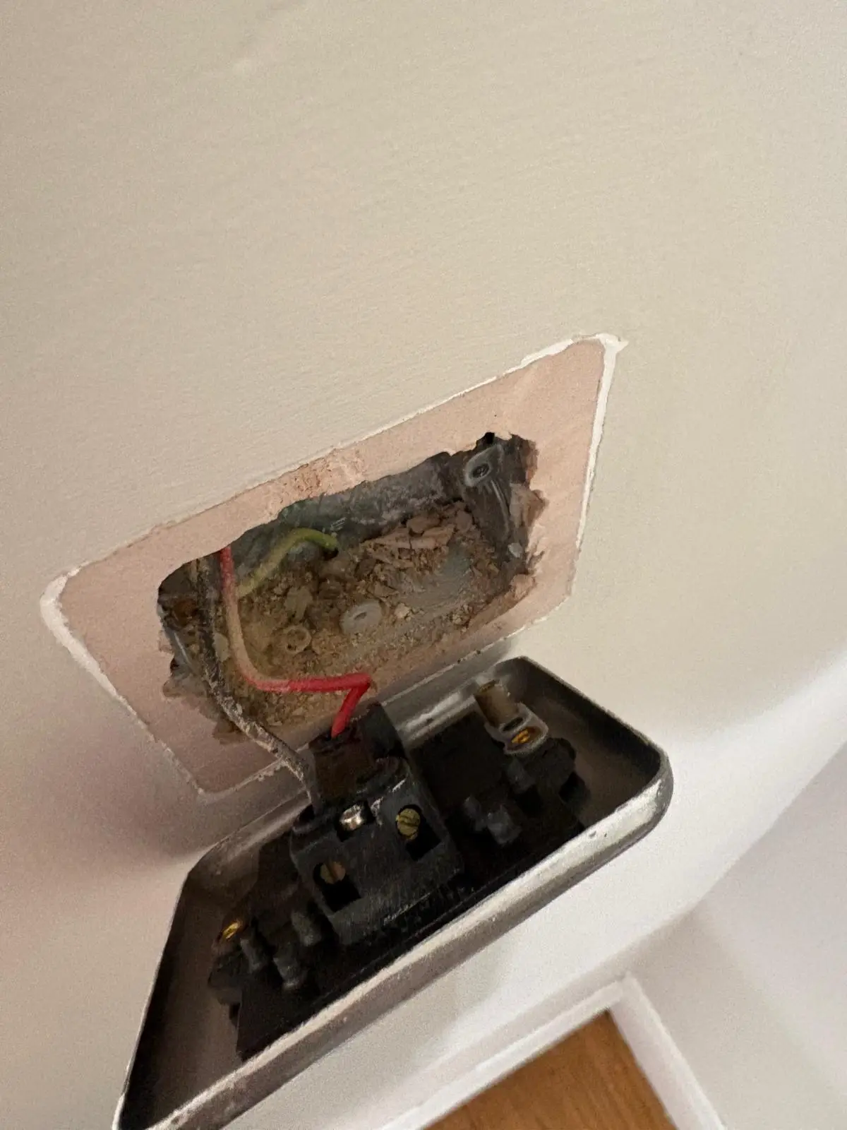 Class 1 metal light switch with no earth continuity